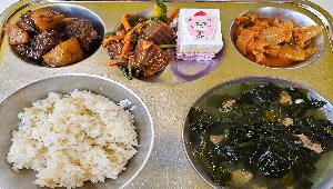 *12월 생일상* ,기장밥 ,쇠고기미역국 (5.6.16),돼지갈비찜 (5.6.10.13),도토리묵야채무침 (13),김치볶음 (9.13),미니케이크 (1.2.5.6)
 ,