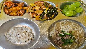 잡곡밥 (5),쌀국수 (5.6.15.16.18),순살닭갈비 (2.5.6.12.13.15.16.18),고구마맛탕 (5.13),파김치 (9),샤인머스캣 ,
 ,
