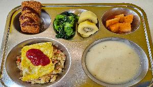 오므라이스 (1.2.5.6.10.12.13.15.16.18),크림스프 (2.5.6.13.16),청경채무침 (13),임실치즈롤까스 (1.2.5.6.10.12.13.18),총각김치 (9),골드키위 
 ,