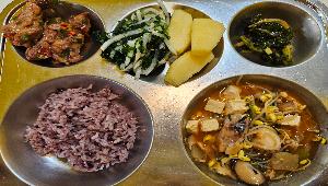 흑미밥 ,동태찌개 (5.6),닭봉간장조림(피망) (5.6.13.15),파래무무침 (5.6.13),열무김치 (9),사과 ,
 ,