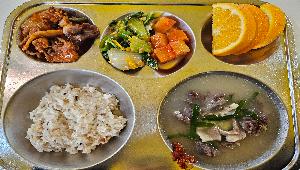 차조밥 ,사골순대국 (2.5.6.9.10.13.16),오이고추&봄동된장무침 (5.6),돈육주꾸미볶음 (5.6.10.13),깍두기 (9),오렌지 ,,* 사골순대국 : 매운 양념장은 희망하는 학생에 한하여 배식하였습니다. 
 ,